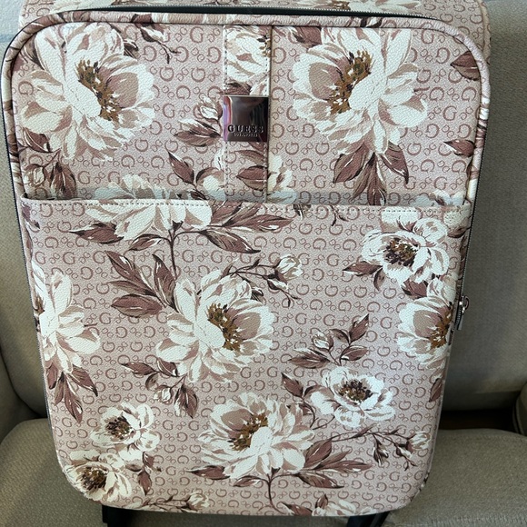 Guess floral travel bundle - Picture 10 of 11
